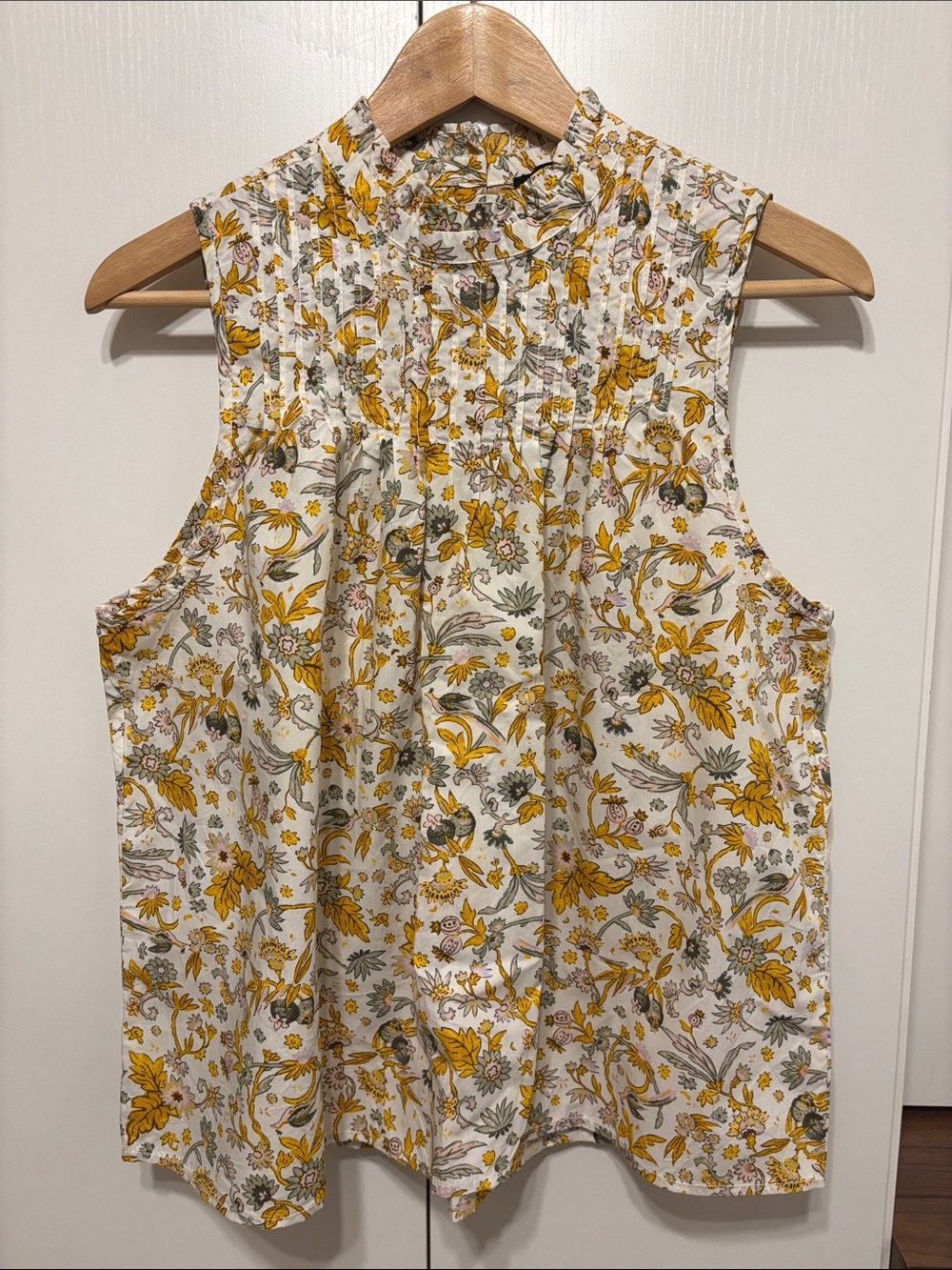 Sleeveless Ruffle Button Back Floral Top - M